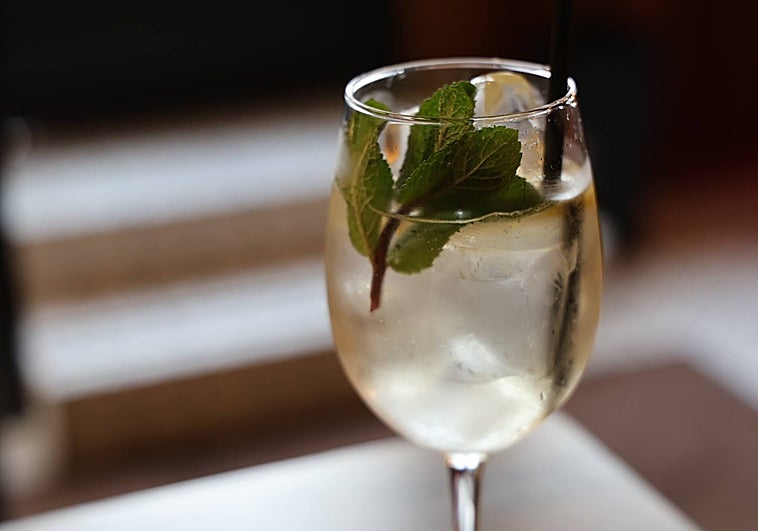 Hugo Spritz, el cóctel de moda que acerca la esencia italiana al centro de Valladolid